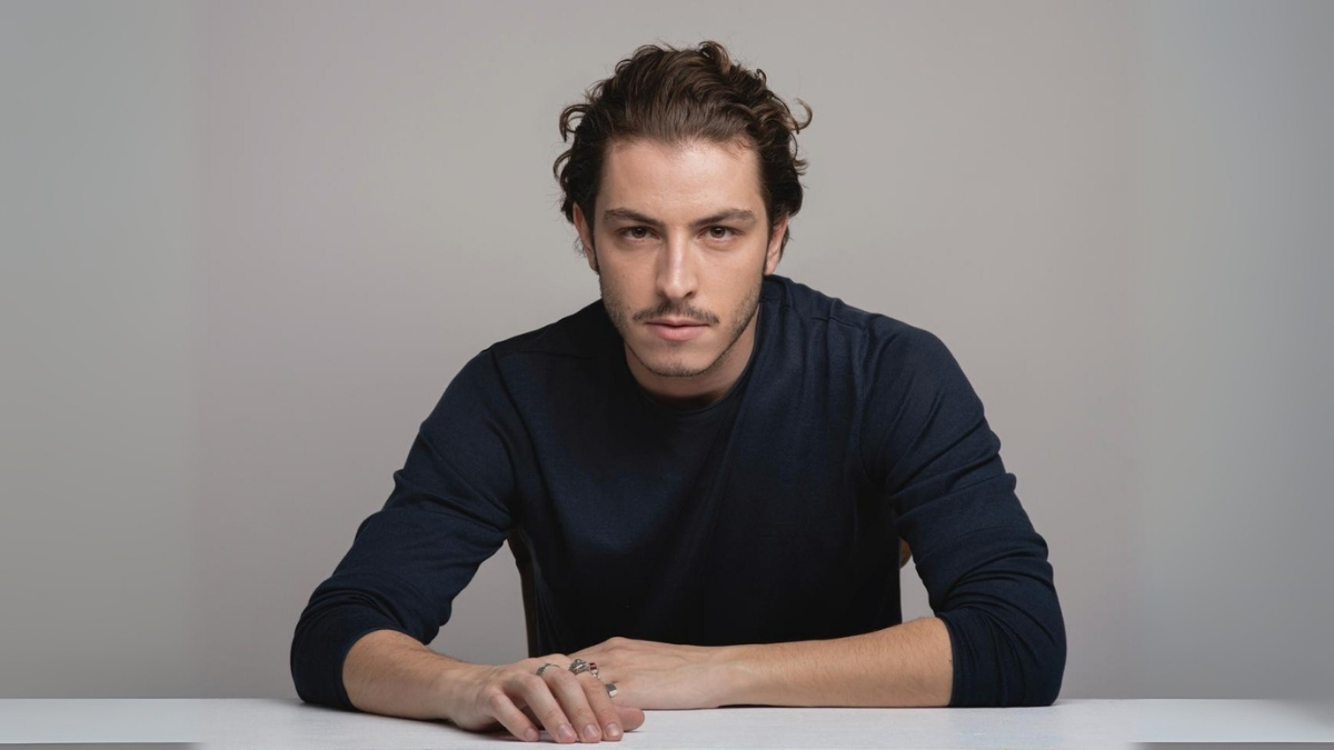 Boran Kuzum'dan Global Başarı: Yeni Kara Komedi Dizisi İzleyiciyle Buluşuyor